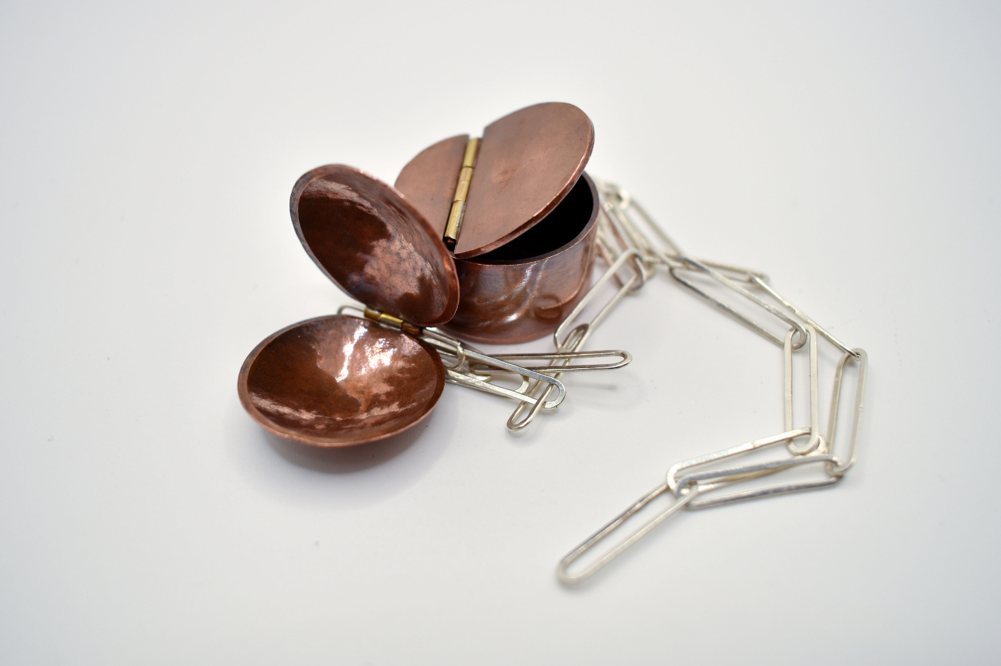 Metal hinged necklace