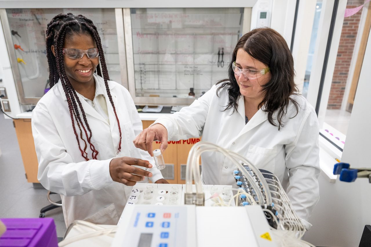 From left: Tennessee Tech graduate student Patience Mansah Nortey and Assistant Professor of Chemistry Oana Andreea Cojocaru are pictured conducting research in Tech’s Lab Science Commons building.